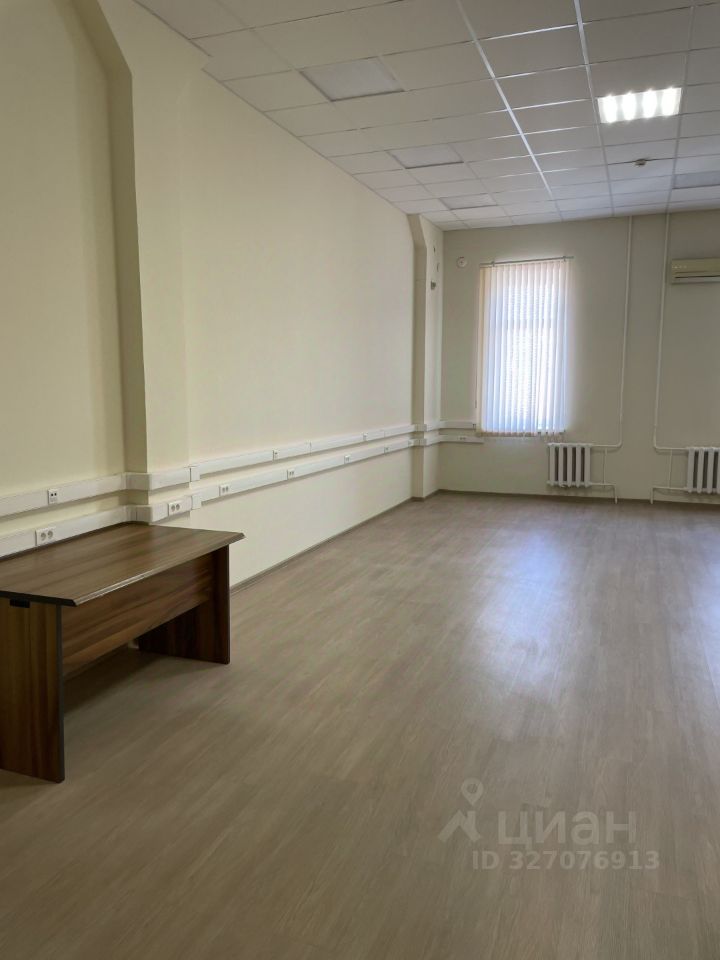 Торговая площадь, Западный