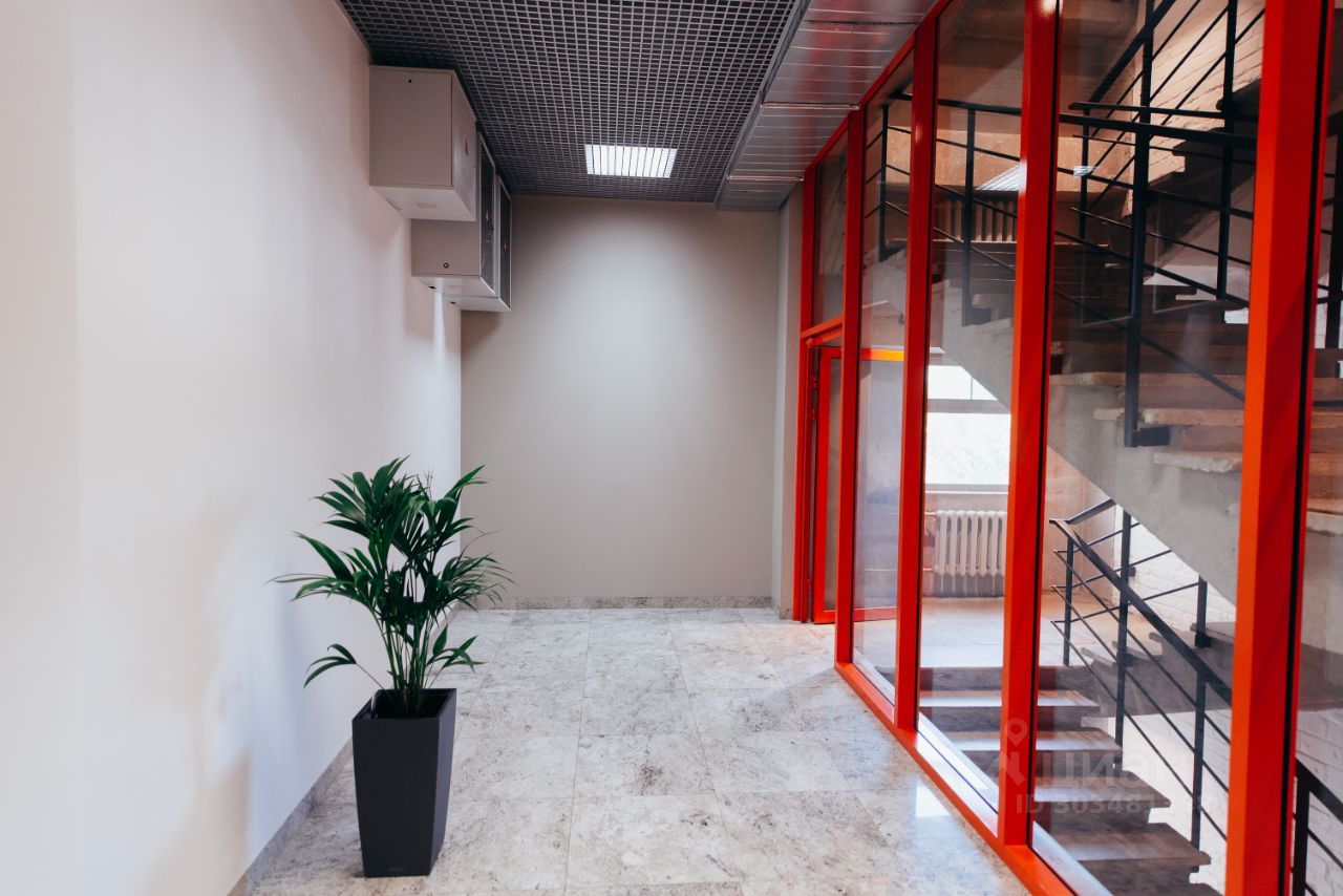 Светлый офис на 3 этаже в Липецке, 51.9 кв.м. Современный интерьер, большие окна, удобное расположение.