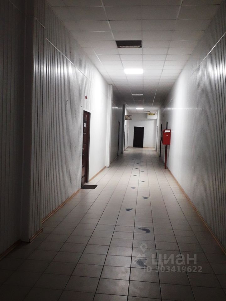 Сдается офис 36.3 кв.м на 3 этаже в Липецке. Чистый коридор, светлое помещение, удобное расположение.