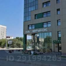 Современное здание с минималистичным дизайном и стеклянными фасадами. Архитектурный стиль характеризуется четкими линиями и геометрическими формами. На первом этаже расположены большие витрины, что создает ощущение открытости. Входная группа оформлена в стиле хай-тек с металлическими и стеклянными элементами. Цветовая палитра включает нейтральные тона, такие как бежевый и серый, с акцентами зеленого. Пространство выглядит функционально и привлекательно, что подчеркивает современный городской стиль жизни.