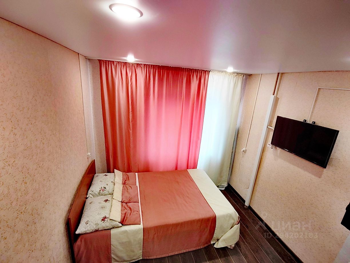 Уютная квартира посуточно в Барнауле, 16 кв.м, 4 этаж, современный интерьер, удобная кровать, телевизор, светлый текстиль.