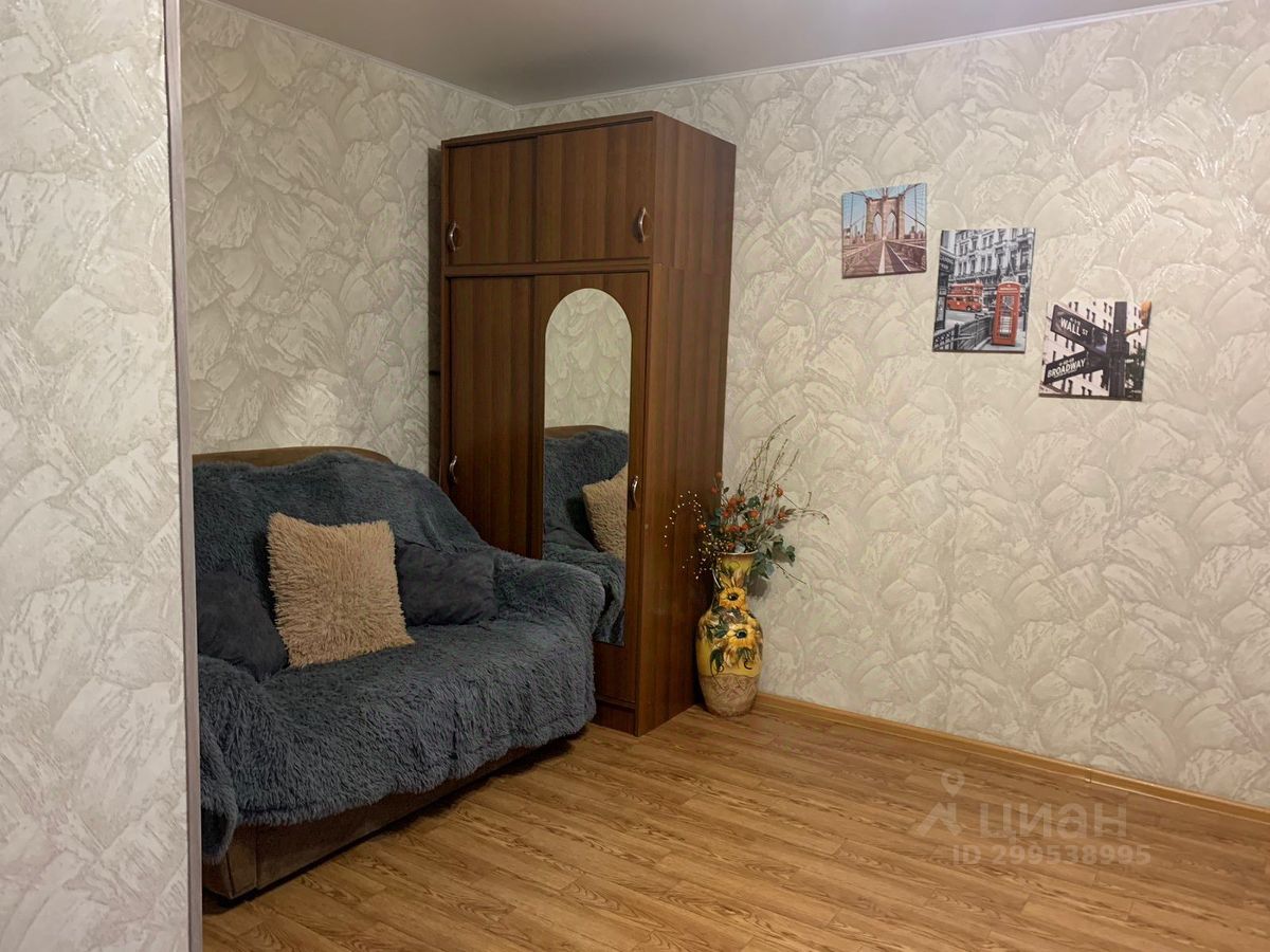 Уютная однокомнатная квартира в Барнауле. Светлая комната с диваном, шкафом и декором. Идеально для посуточной аренды.