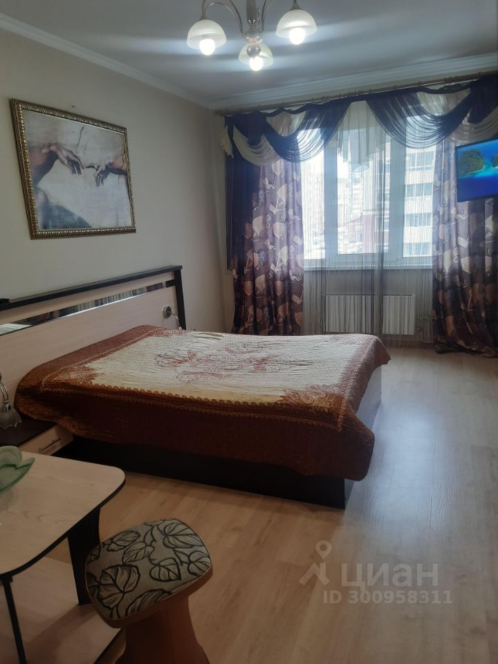 Уютная однокомнатная квартира в Барнауле, 37 кв.м, кухня 12 кв.м, 5 этаж, посуточная аренда. Светлая комната с большой кроватью и красивыми шторами.
