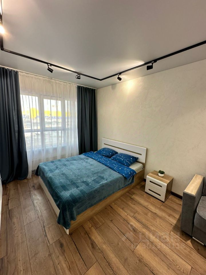 Уютная квартира в Барнауле, посуточная аренда, 42 кв.м, 2 этаж, 1 комната, современный интерьер, светлая спальня с большой кроватью