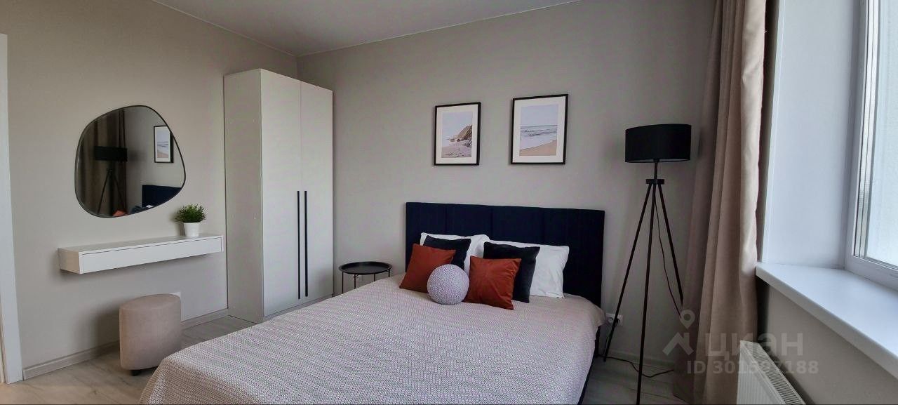 Современная однокомнатная квартира на 25 этаже в Екатеринбурге. Уютная спальня с большой кроватью, стильный декор, светлое помещение.