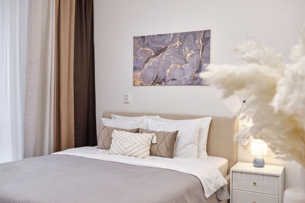 Уютная квартира в Екатеринбурге, 25 кв.м, 18 этаж, 1 комната, современный дизайн, комфортная кровать, стильный декор, посуточная аренда