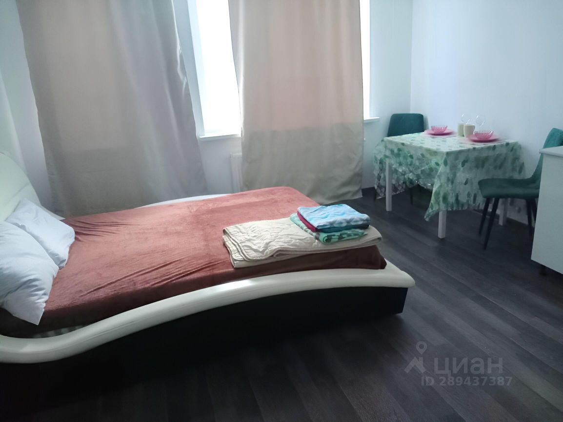 Уютная квартира в Екатеринбурге, посуточная аренда, 27 кв.м, 3 этаж, просторная жилая зона, современная мебель, светлая и чистая.