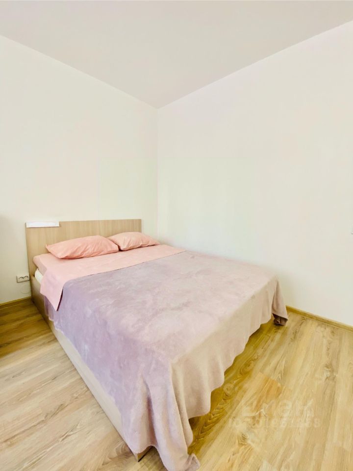 Светлая квартира посуточно в Екатеринбурге, 30 кв.м, 3 этаж. Уютная спальня с двуспальной кроватью. Идеально для комфортного отдыха.