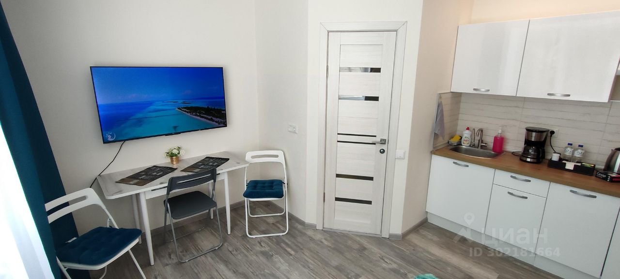 Уютная квартира в Екатеринбурге, 25 кв.м, 1 этаж. Современная мебель, ТВ, кухня с техникой. Отличный вариант для посуточной аренды.
