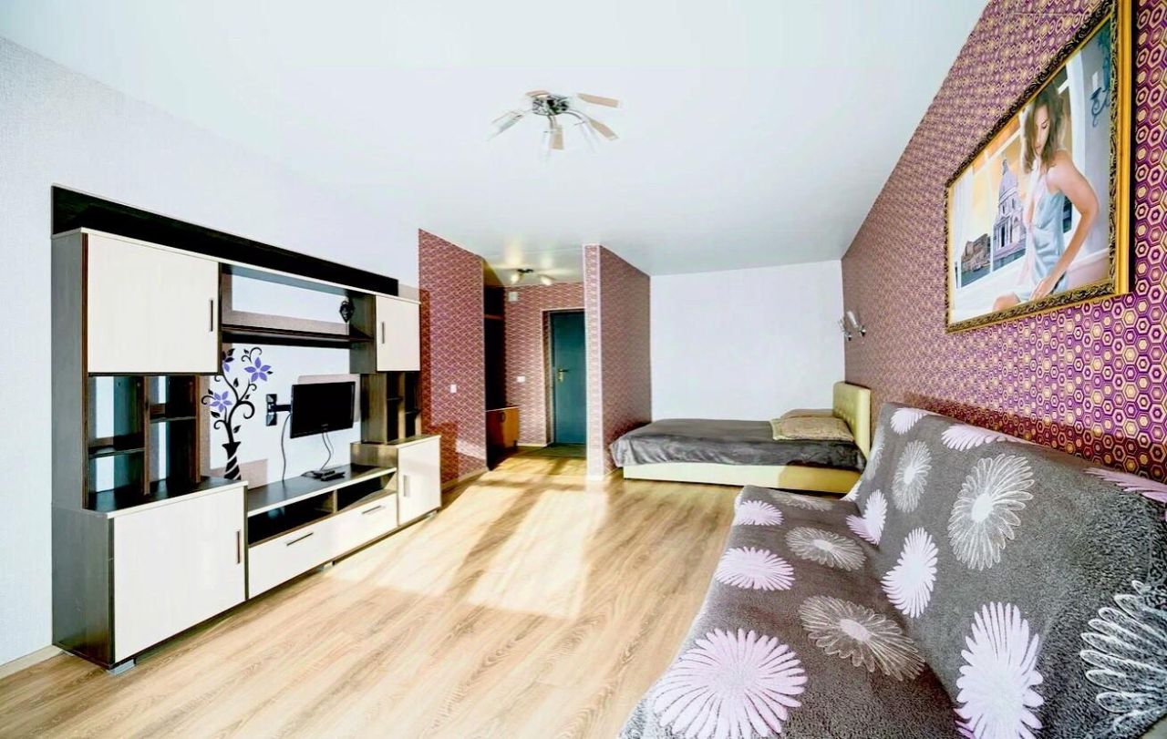 Уютная квартира в Екатеринбурге, 40 кв.м, 4 этаж, 1 комната. Современная мебель, светлый интерьер, удобная планировка. Посуточная аренда.