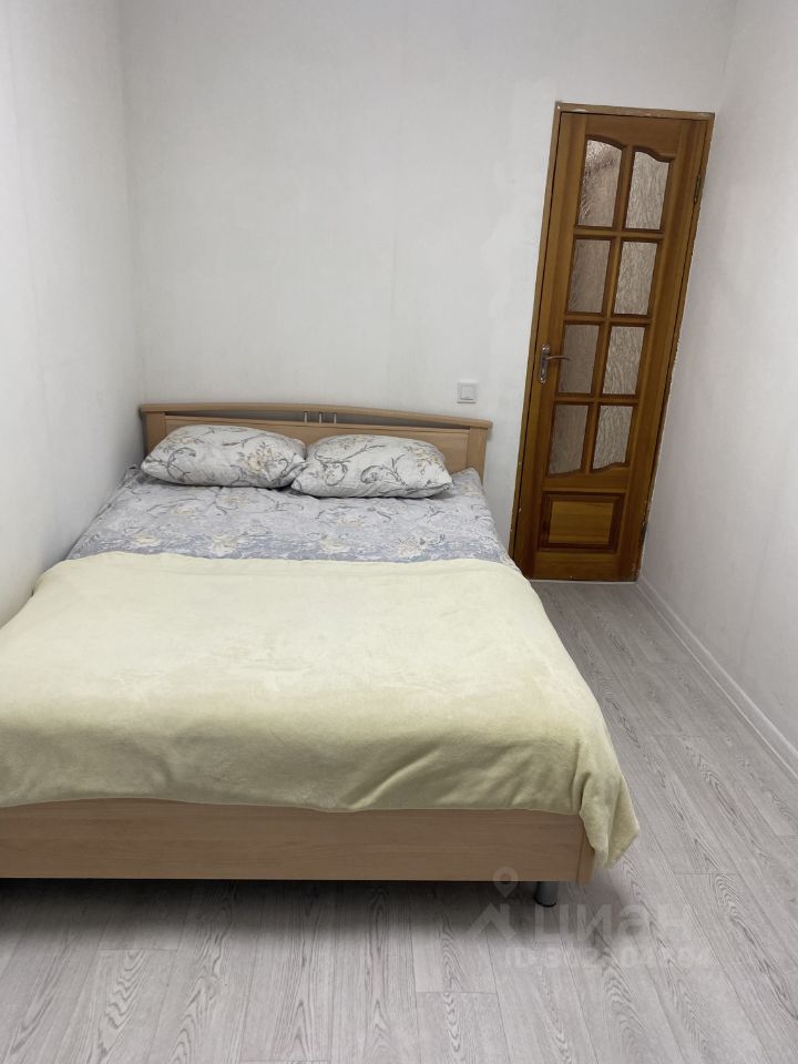 Уютная спальня с двуспальной кроватью, светлые стены, деревянная дверь. Квартира посуточно, 54 кв.м, 2 комнаты, 2 этаж, Екатеринбург.