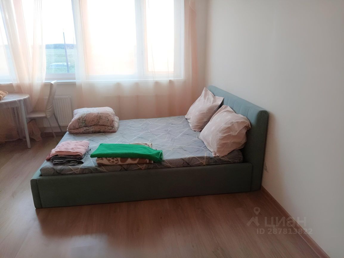 Светлая квартира в Екатеринбурге, 31 кв.м, 3 этаж, уютная кровать, большие окна, много света, посуточная аренда.