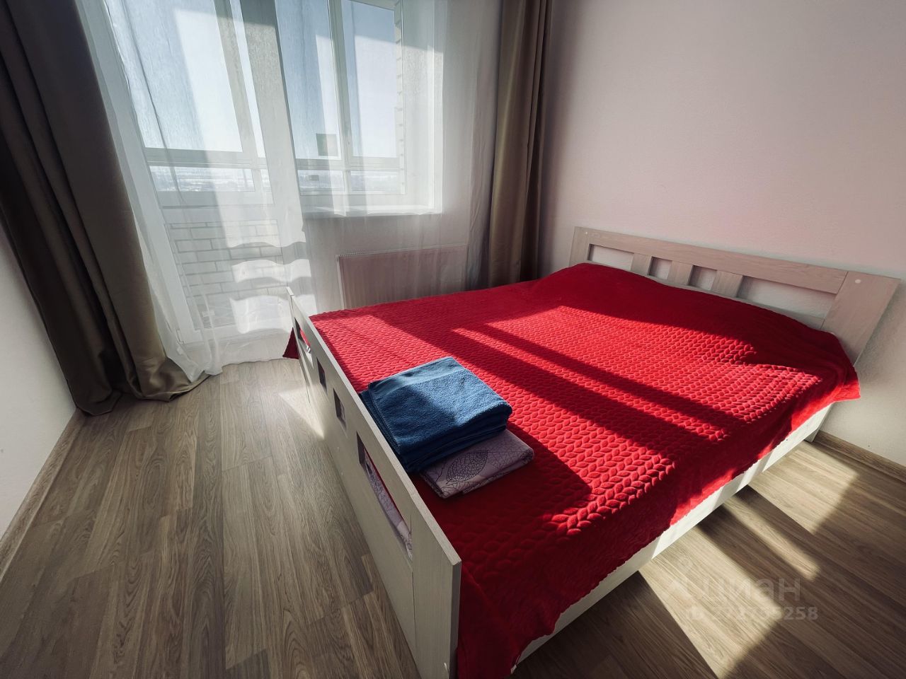 Уютная квартира в Екатеринбурге, 25 этаж, просторная комната с кроватью, большие окна, светлый интерьер, посуточная аренда