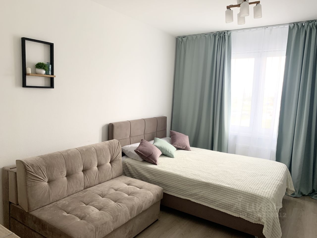 Светлая квартира в Екатеринбурге, 24 кв.м, кухня 8 кв.м, 3 этаж. Уютная спальня с современным интерьером, мягкая мебель, большие окна.