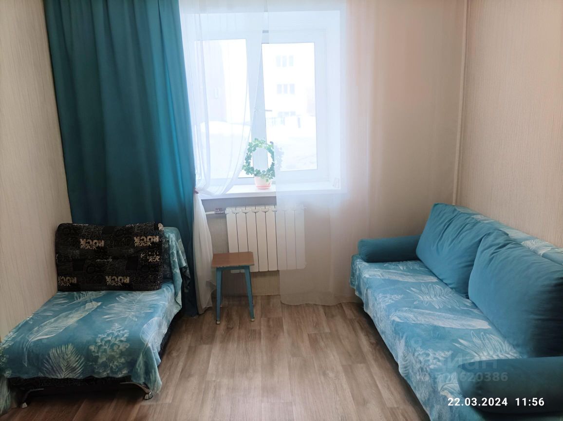 Уютная квартира в Екатеринбурге, 28 кв.м, 2 этаж, 2 комнаты, светлая гостиная с диваном и креслом, современный интерьер.