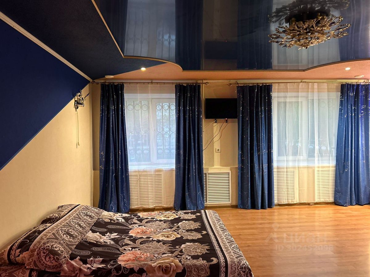 Уютная квартира в Екатеринбурге, 1 этаж, 1 комната, 42.7 кв.м. Просторная комната с красивым потолком и стильными шторами.