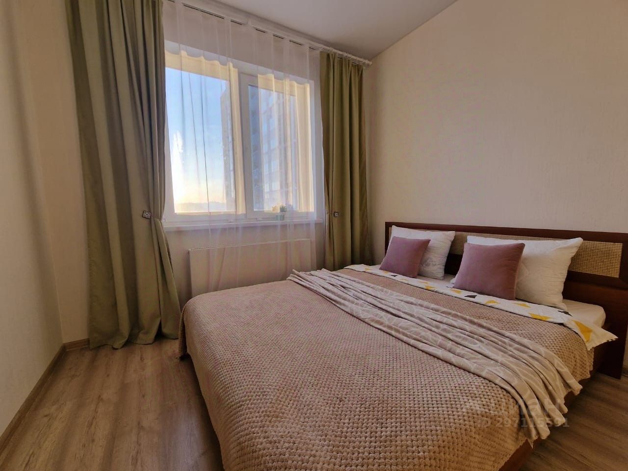 Уютная квартира с просторной спальней, светлыми стенами и большими окнами. Идеально для комфортного проживания в Екатеринбурге.