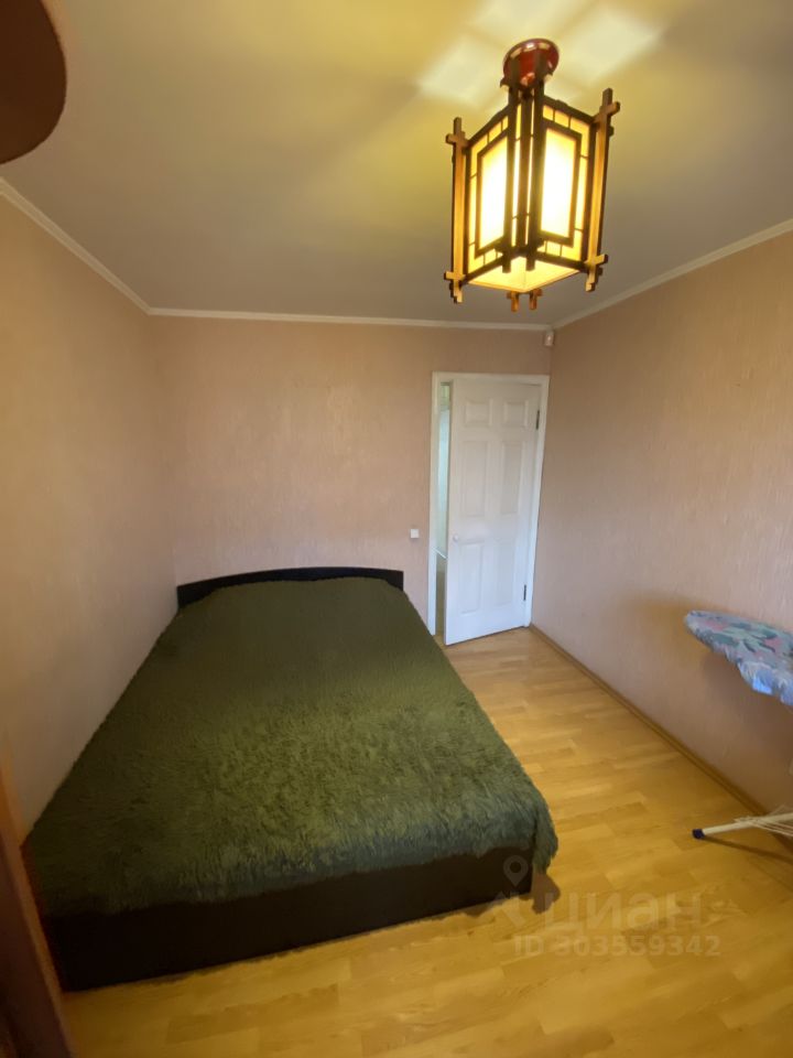 Светлая комната в 3-комнатной квартире, 75 кв.м, кухня 15 кв.м, 5 этаж, Екатеринбург. Уютная атмосфера, минималистичный стиль.