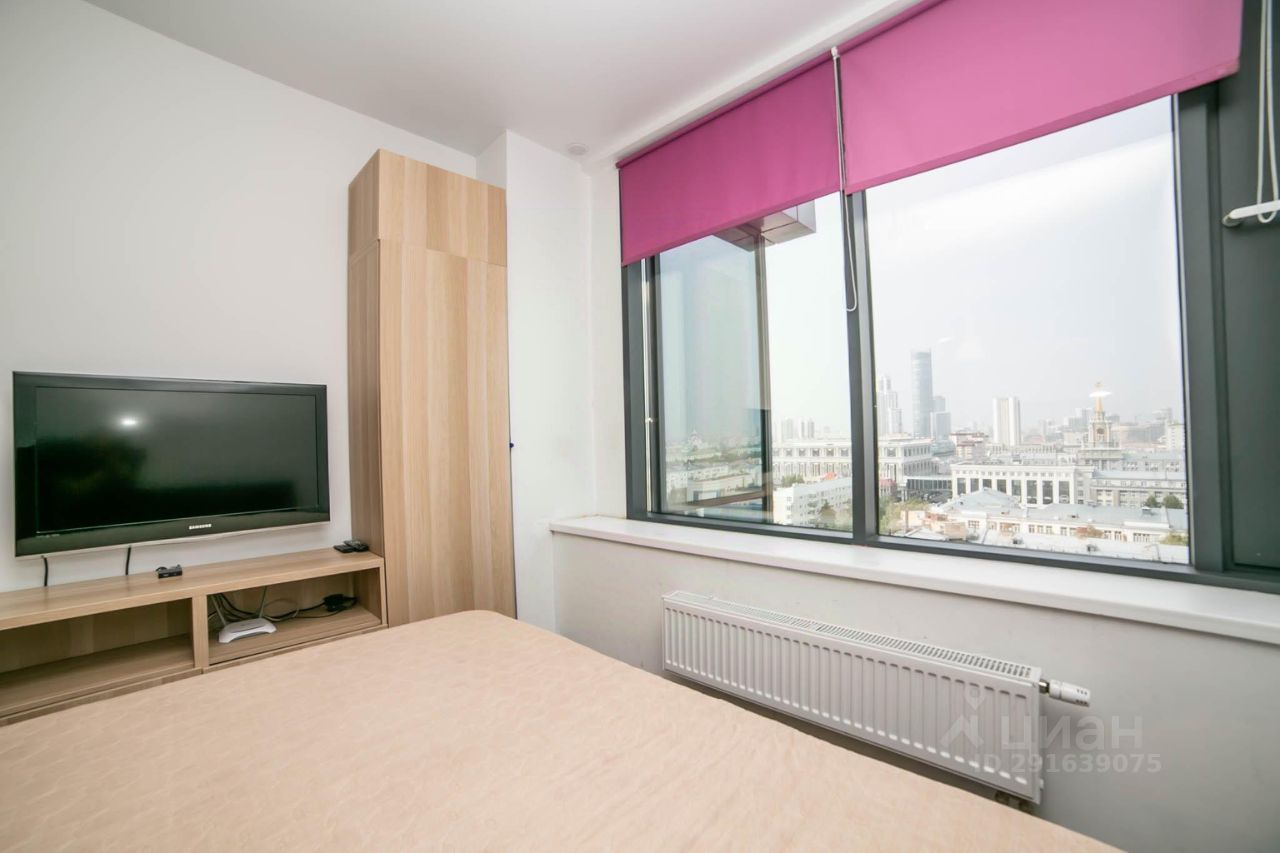 Светлая квартира на 13 этаже с видом на город, телевизор, шкаф, большая кровать, розовые жалюзи, посуточная аренда, Екатеринбург