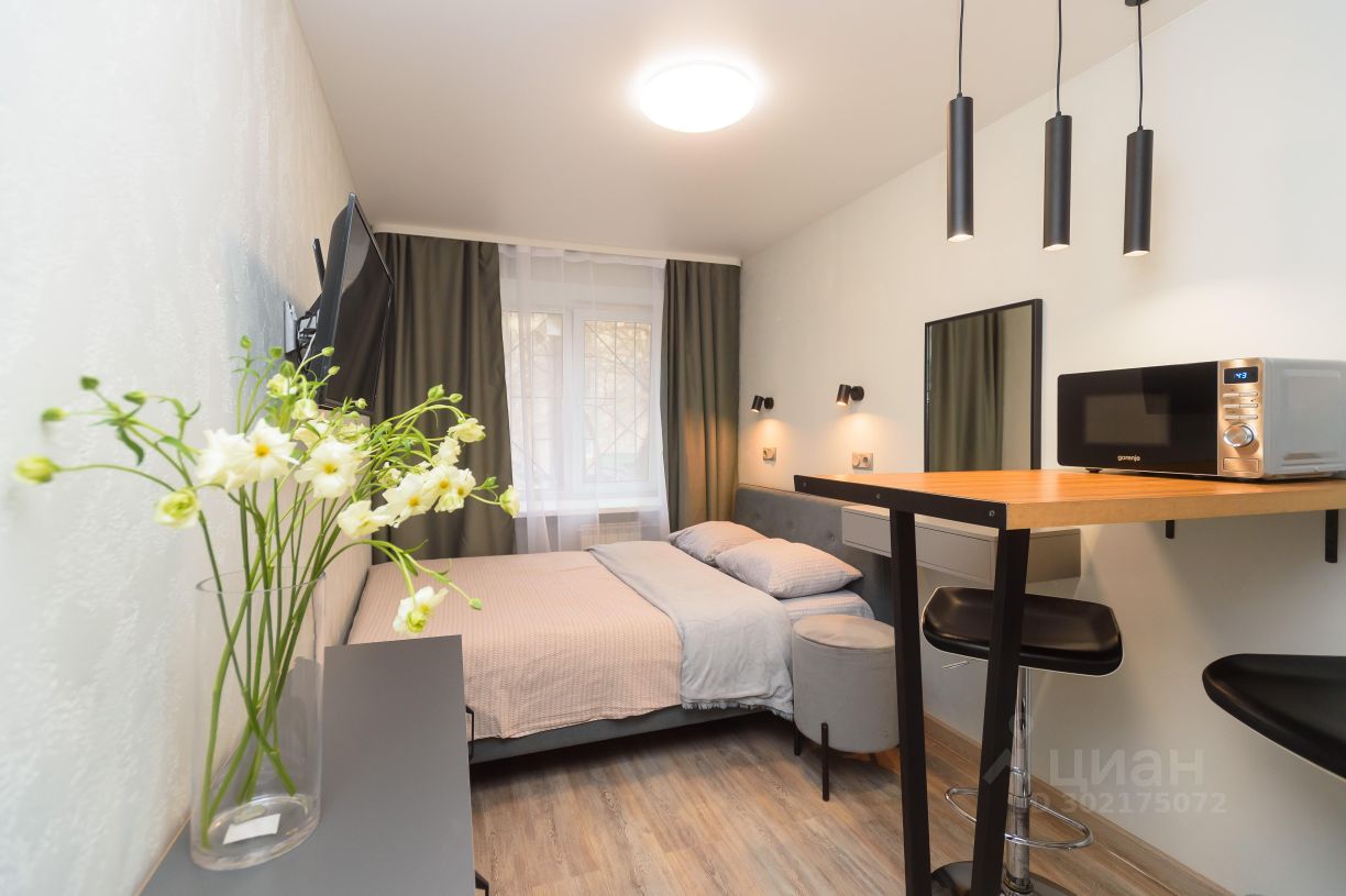 Уютная квартира посуточно в Екатеринбурге, 20 кв.м, кухня 10 кв.м, 1 этаж. Современный интерьер, удобная кровать, барная стойка, микроволновка.