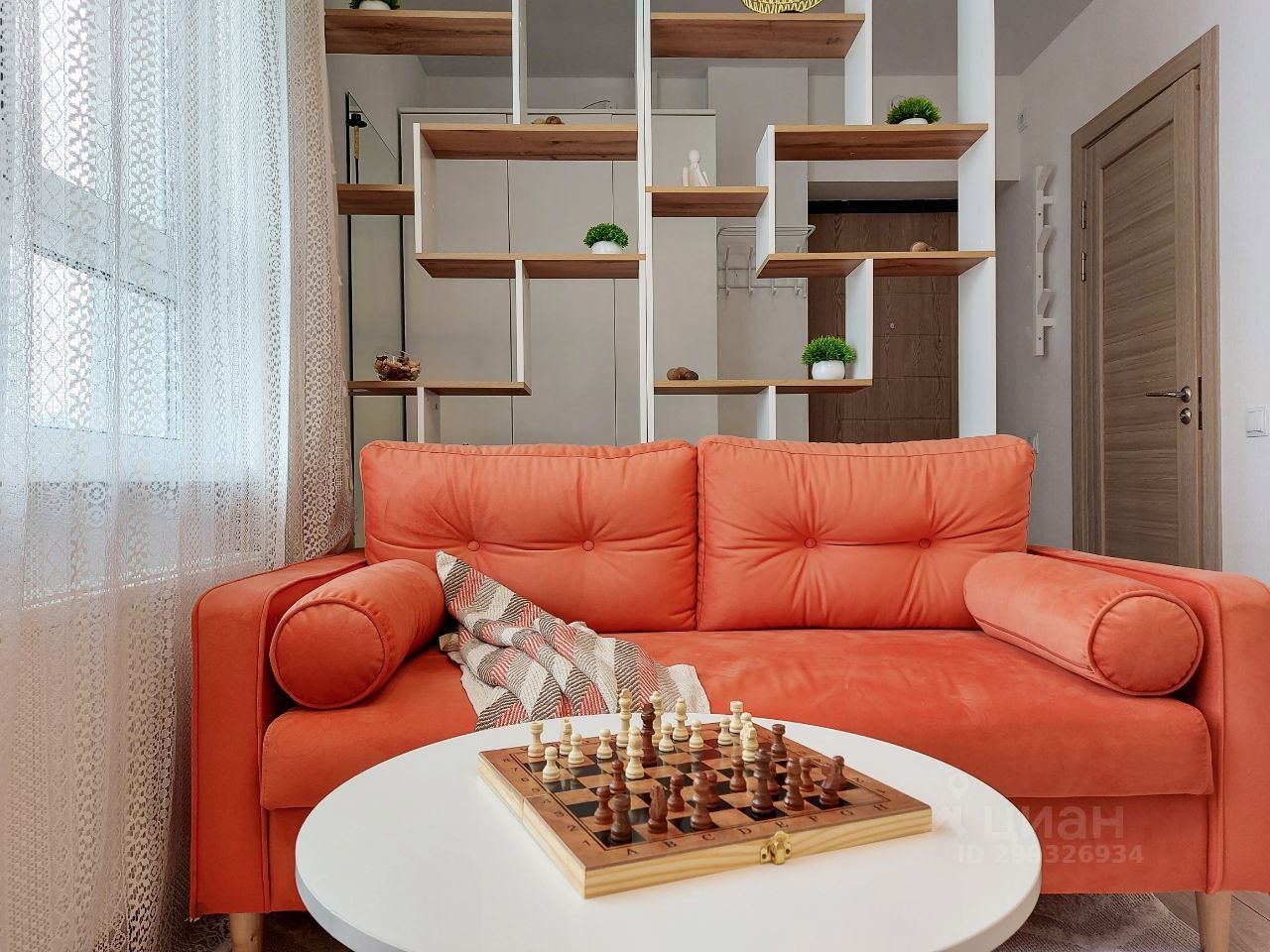 Уютная квартира в Екатеринбурге. Просторная кухня 20 кв.м. Светлый интерьер, удобный диван и стильные полки. 9 этаж, 1 комната.