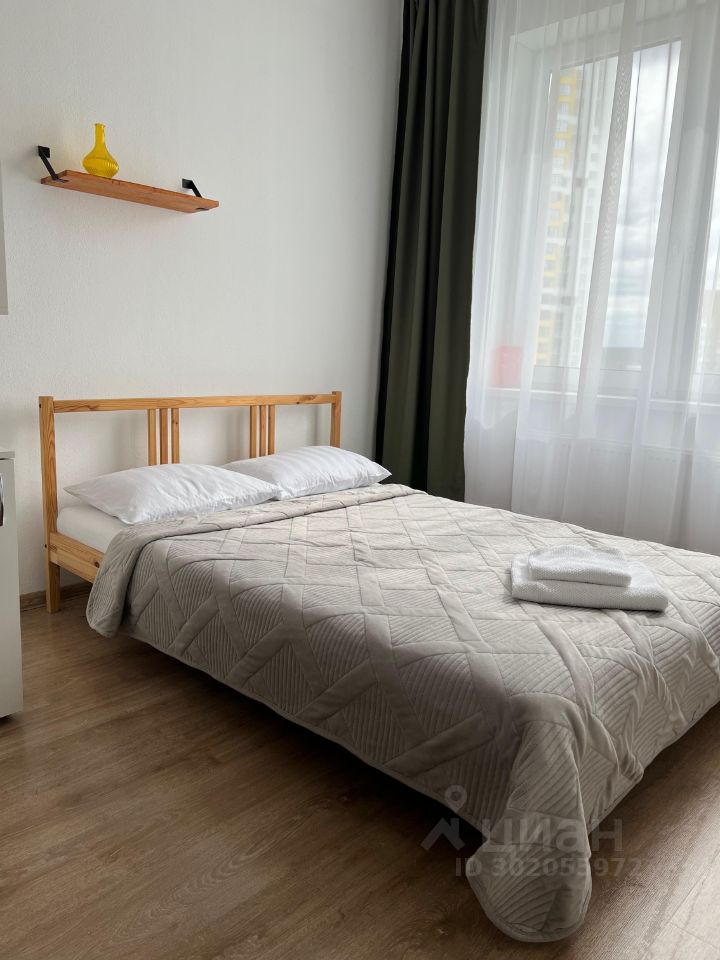 Уютная квартира в Екатеринбурге, 38 кв.м, кухня 10 кв.м, 5 этаж, 1 комната. Светлая спальня с удобной кроватью и большим окном.