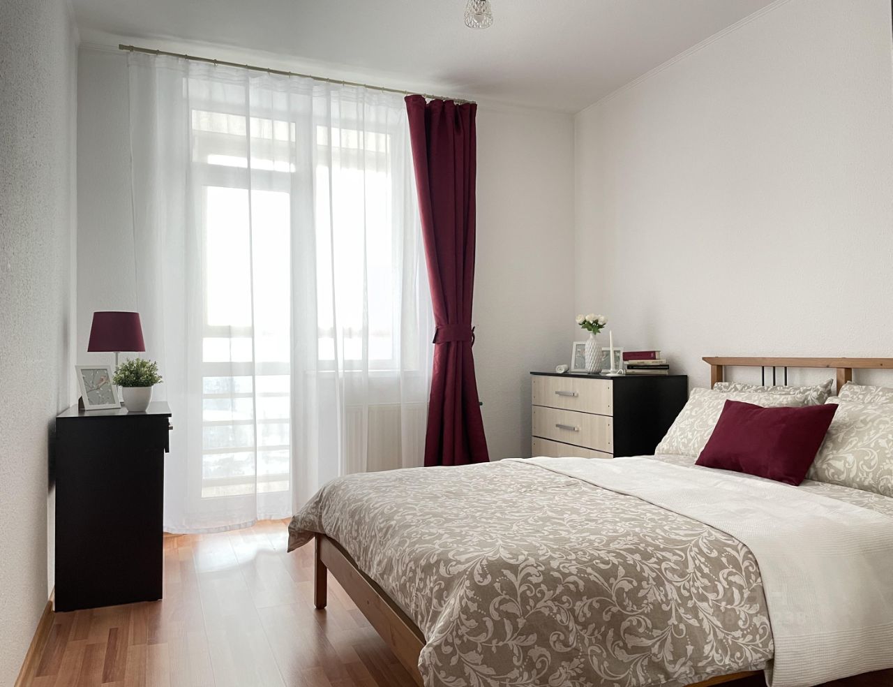 Светлая спальня с современным интерьером, большая кровать, окна с белыми шторами, 18 этаж, Екатеринбург, 2-комнатная квартира, посуточная аренда