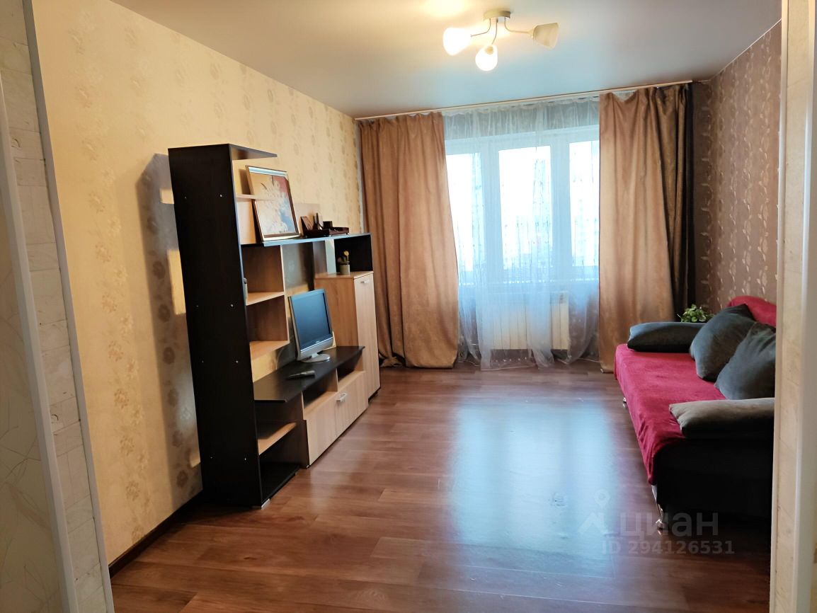 Уютная 2-комн. квартира в Екатеринбурге, 65 кв.м, 7 этаж, просторная кухня 18 кв.м, современный интерьер, светлая гостиная с мебелью.