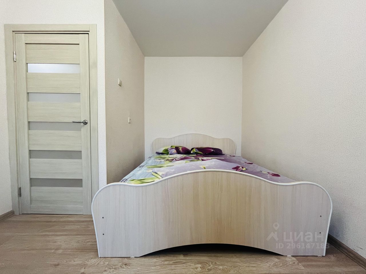 Уютная однокомнатная квартира в Екатеринбурге. Светлая комната с новой мебелью, 9 этаж, общая площадь 38 кв.м.