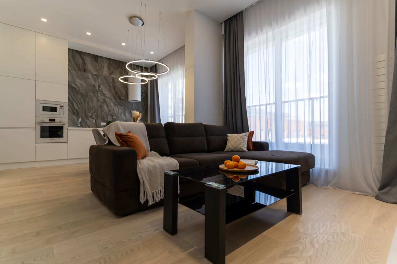 Современная квартира с дизайнерским ремонтом, просторная гостиная с панорамными окнами, стильная мебель и освещение, 9 этаж, Екатеринбург