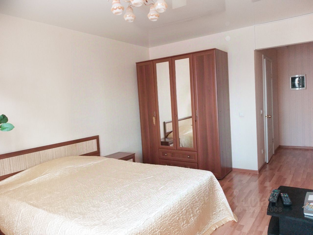 Уютная квартира в Екатеринбурге, 40 кв.м, 9 этаж, 1 комната, современная мебель, светлая спальня, посуточная аренда.