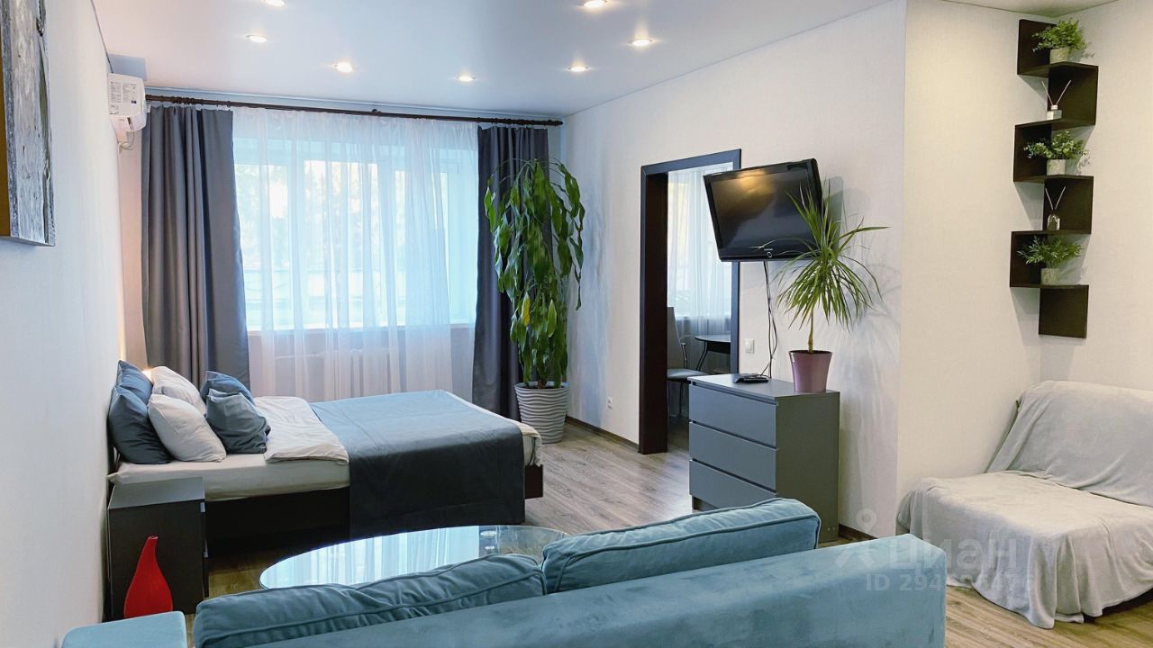 Уютная квартира в Липецке, посуточная аренда, 50 кв.м, 2 этаж, 1 комната, современный интерьер, много света, ТВ, растения, удобная мебель