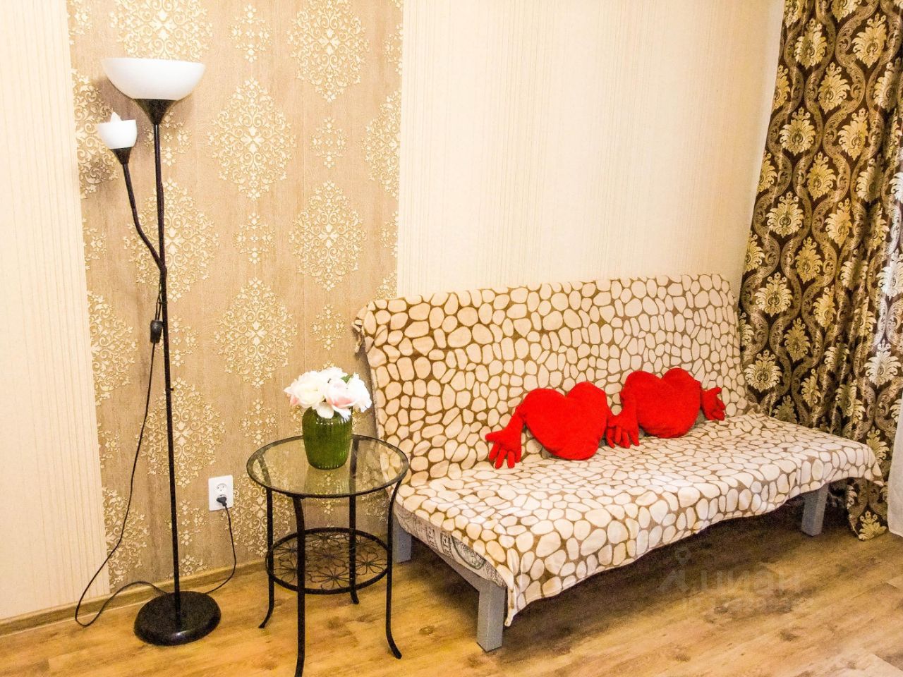 Уютная квартира в Липецке, посуточная аренда. Светлая гостиная с декоративными элементами, диван, торшер и столик. Идеально для отдыха.