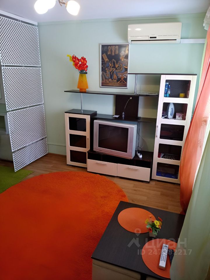 Уютная квартира в Липецке, 35 кв.м, 1 комната, 2 этаж, современная мебель, кондиционер, яркий интерьер, посуточная аренда.