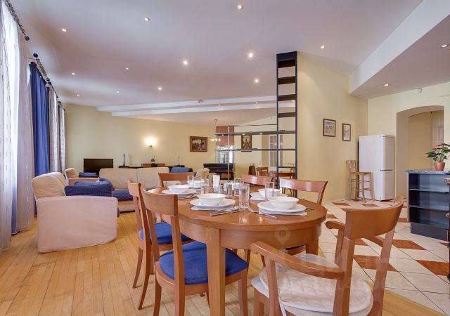 3-комн., 160 м², 2/4 этаж