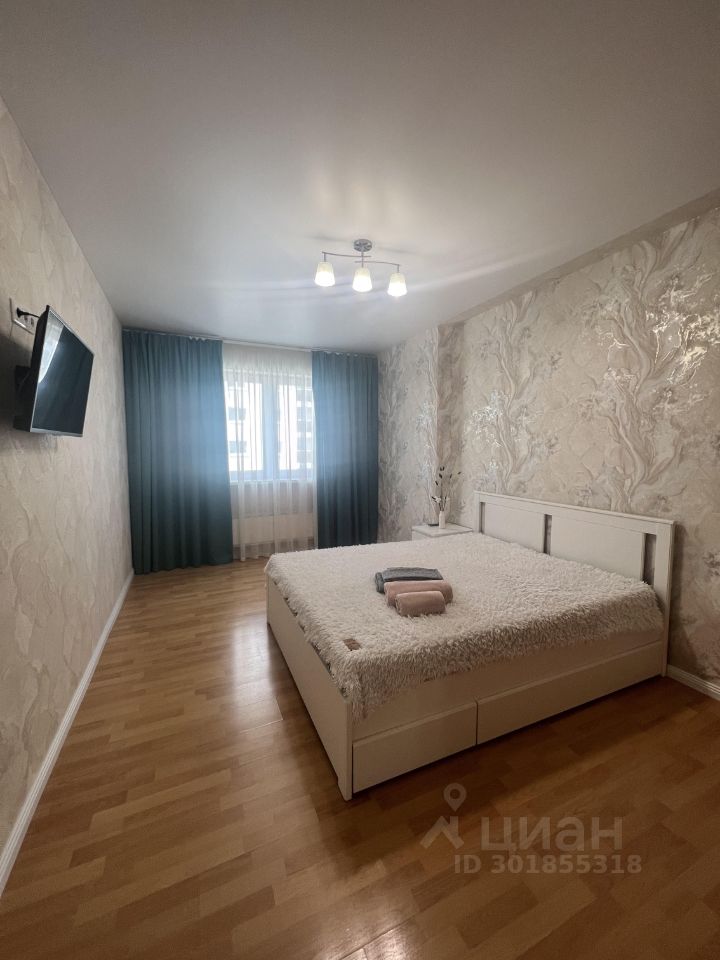 Уютная квартира в Екатеринбурге, посуточная аренда. Просторная спальня, современный дизайн. 4-й этаж, площадь 40 кв.м.