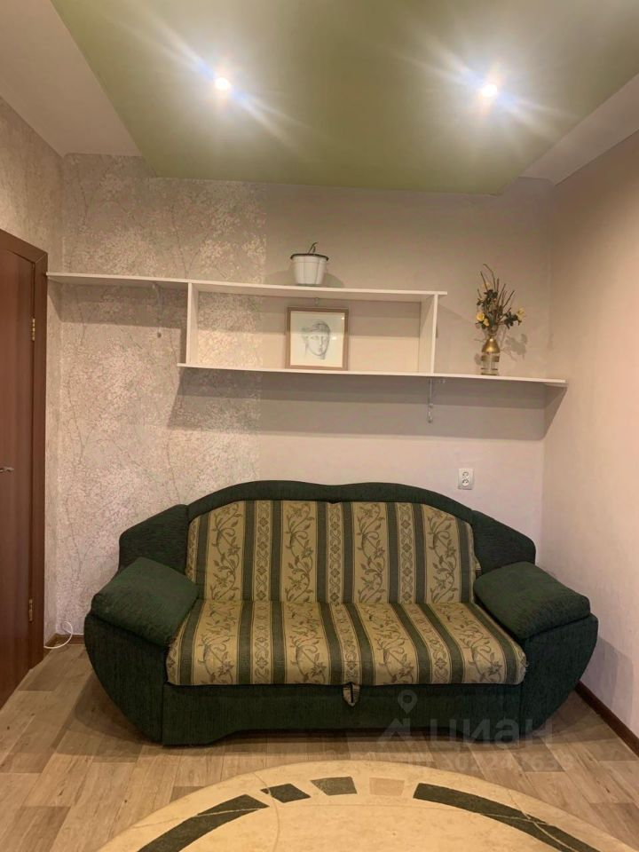 Уютная 2-комнатная квартира в Екатеринбурге, посуточная аренда. Светлая гостиная с комфортным диваном, современный интерьер.