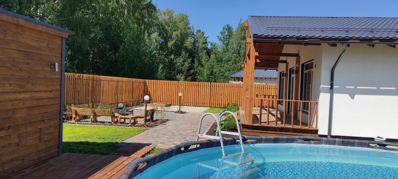 Уютный дом с бассейном в Екатеринбурге. Просторный двор, деревянные элементы, свежий воздух, идеален для отдыха.