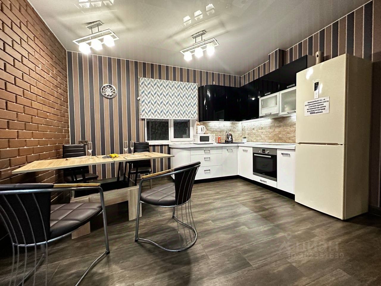 Современная кухня с обеденной зоной, стильный интерьер, кирпичная стена, Екатеринбург, посуточная аренда дома, общая площадь 145 кв.м.