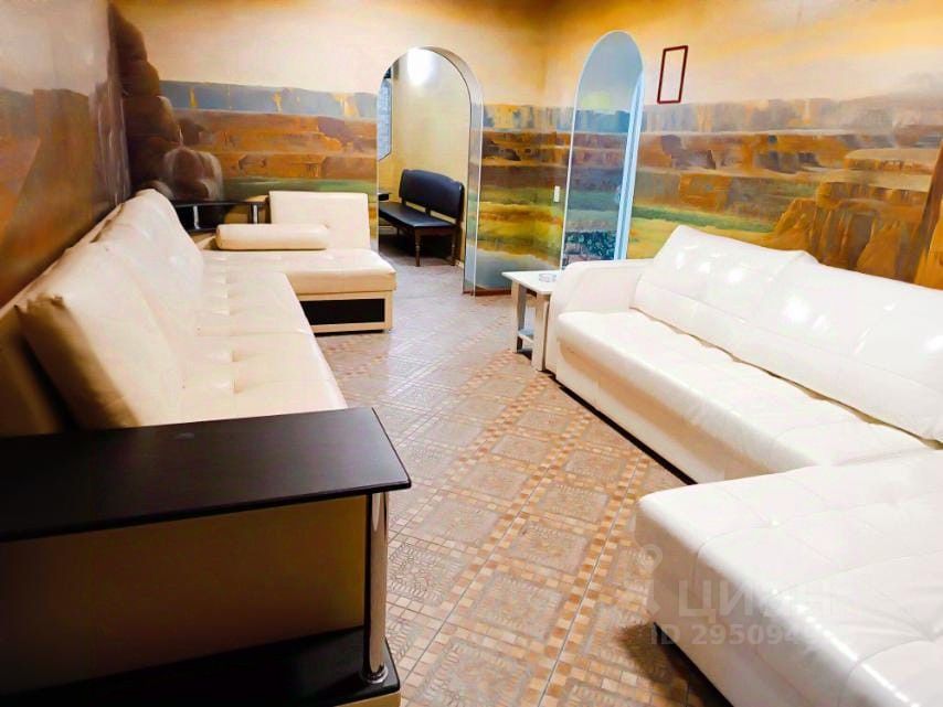 Уютная гостиная с белыми диванами, арочные проходы, настенная роспись, плиточный пол. Идеально для отдыха в Липецке.