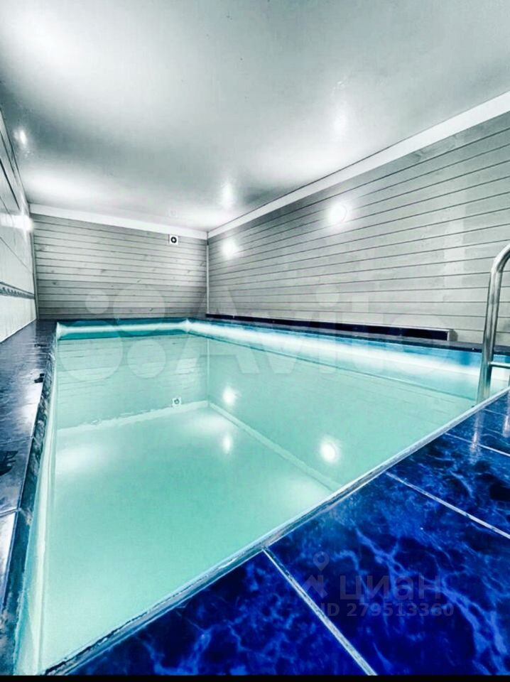 Посуточная аренда дома в Екатеринбурге. Современный крытый бассейн, уютная атмосфера, просторная площадь 900 кв.м. Идеально для отдыха.