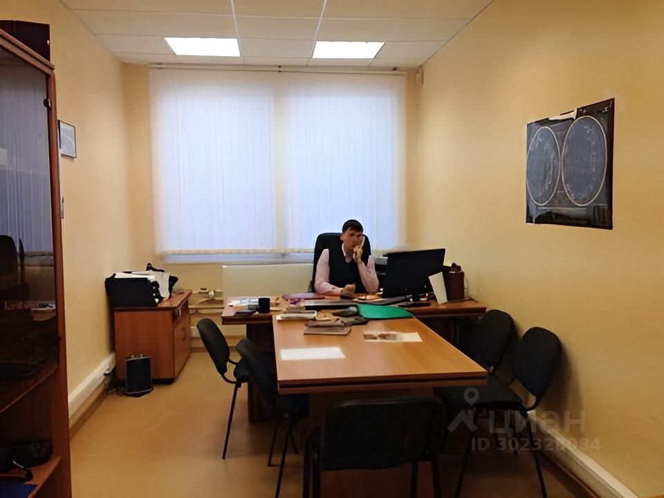 Офис 220 кв.м, 1 этаж, Екатеринбург. Просторное помещение, светлое освещение, удобная мебель. Идеально для работы.