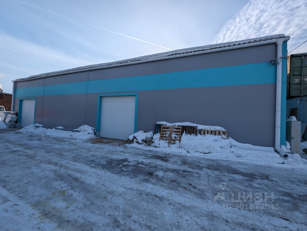 Продается склад в Екатеринбурге, площадь 360 кв.м, первый этаж, без отделки. Удобный подъезд, современное здание.