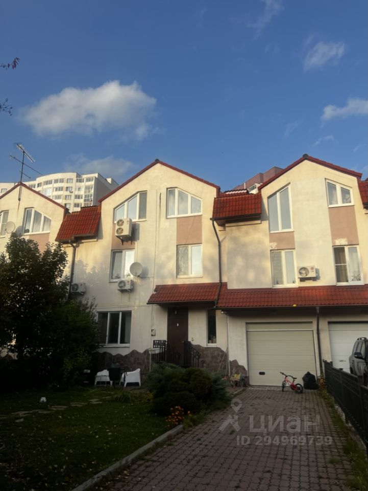 Продается таунхаус в Екатеринбурге. Общая площадь 391 кв.м. Современный фасад, ухоженная территория, гараж.