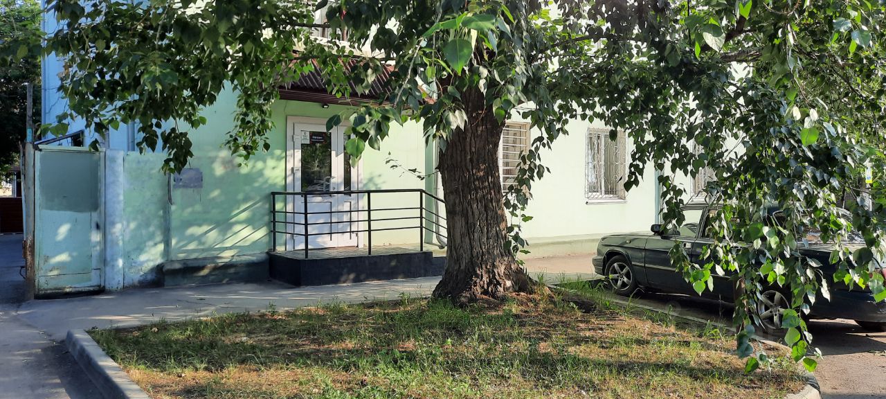 Торговая площадь в Барнауле, 41.2 кв.м, 1-й этаж, без отделки. Удобный вход, зелёная территория, парковка рядом