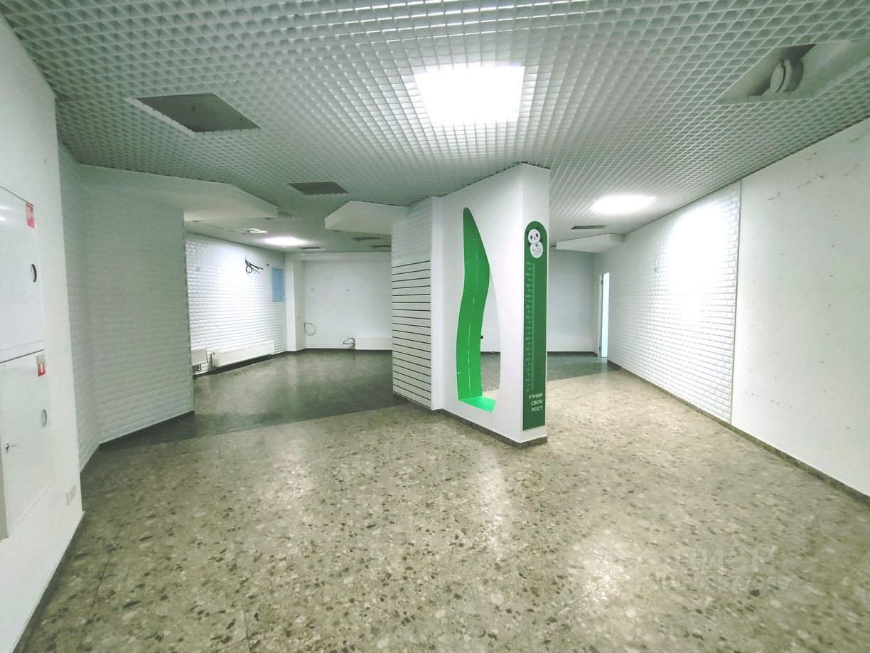 Сдается торговое помещение 103.1 кв.м на 1 этаже в Екатеринбурге. Без отделки, просторное, с хорошим освещением и современным интерьером.