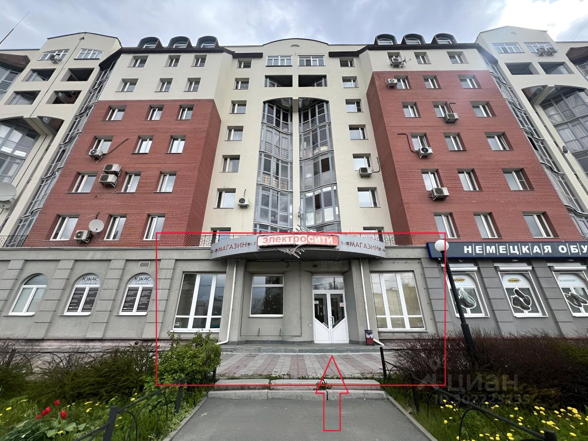 Торговая площадь 35.3 кв.м на 1 этаже в центре Екатеринбурга. Удобный вход, большие окна, отличное местоположение.