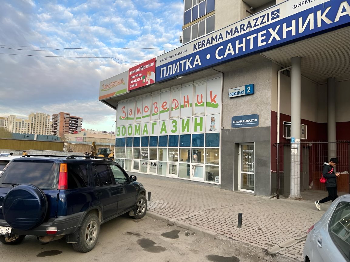 Торговая площадь 204 кв.м на 1 этаже в Екатеринбурге. Удобное местоположение, витринные окна, рядом парковка.