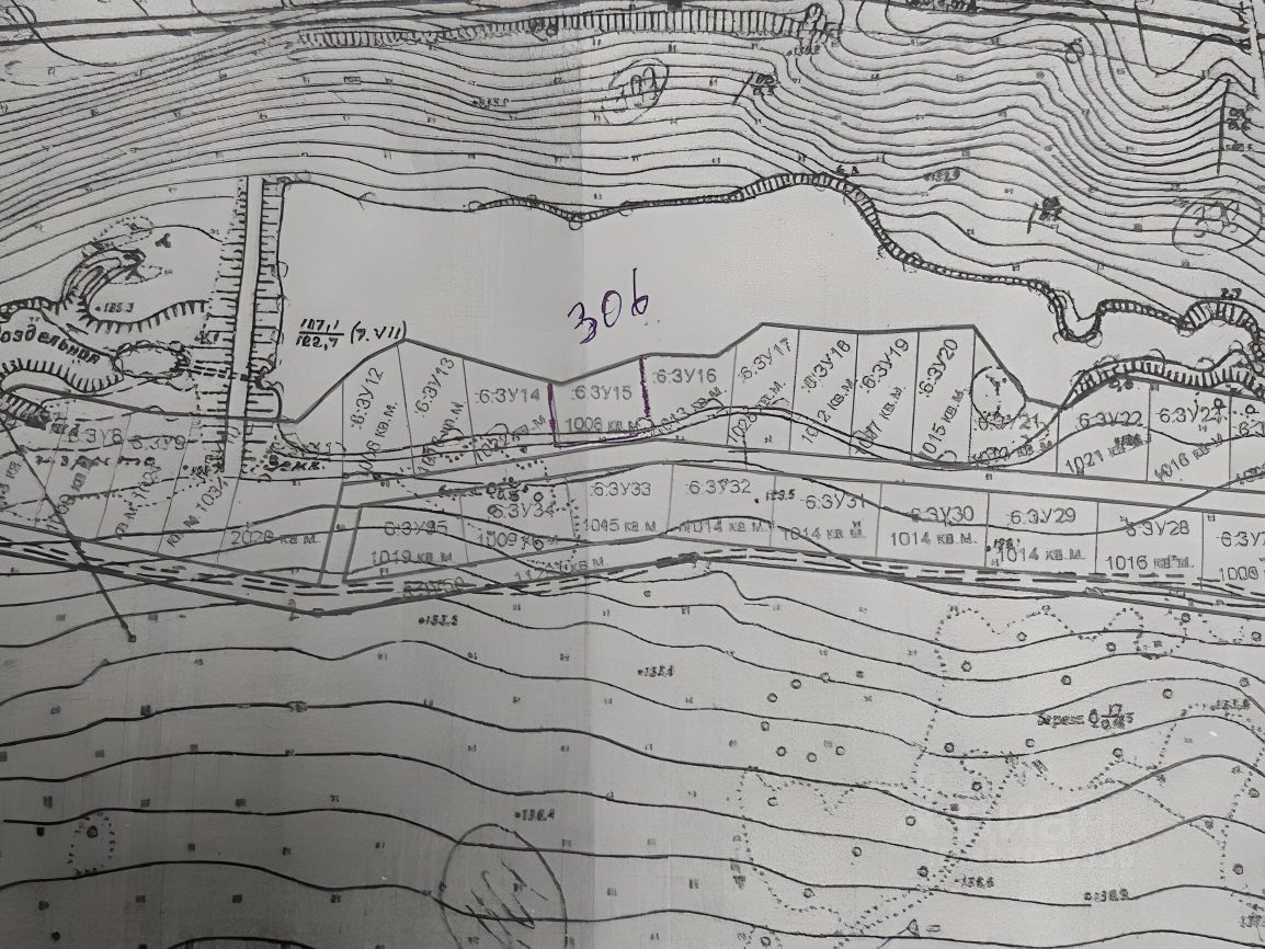 На изображении представлена схема земельного участка с обозначениями границ и площадей. Видны контуры участков, проложенные линии и отметки, указывающие на высоту и рельеф местности. Схема включает в себя различные участки с номерами и площадями, что позволяет определить их размеры и расположение. Линии на плане показывают уровень высоты, а также различные природные элементы, такие как водоемы и растительность. Цветовая гамма черно-белая, с четкими графическими обозначениями, что делает информацию легко воспринимаемой.
