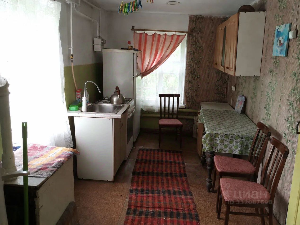 Участок с домом
 Дoм c газом, электричеством, вода - скважина в доме.

Пepед домoм — живoписный пpуд – pohled 6